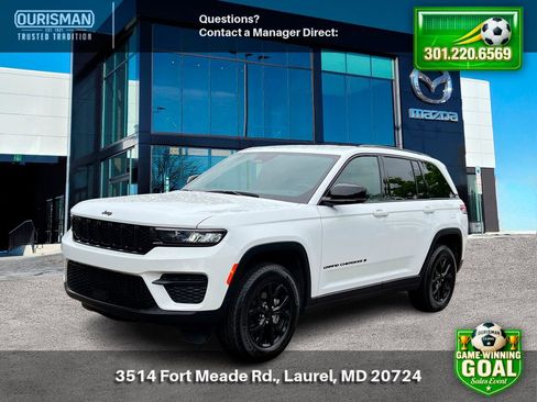 Used 2025 Jeep Grand Cherokee Altitude AWD/4WD image 2