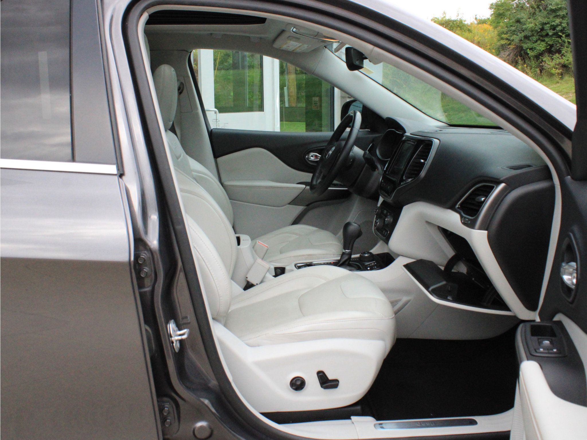 Used 2019 Jeep Cherokee Limited w/ Technology Group AWD/4WD image 25
