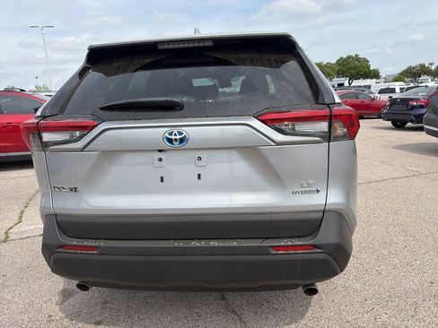 Used 2022 Toyota RAV4 LE image 7