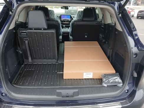 New 2026 Toyota Highlander Platinum image 15