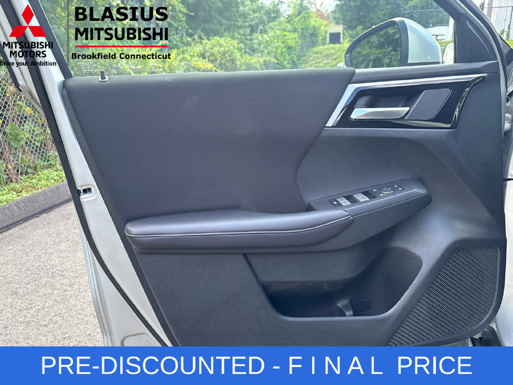 Used 2025 Mitsubishi Outlander ES AWD/4WD image 15