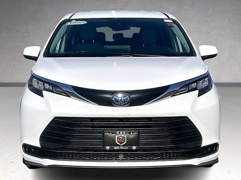 Used 2024 Toyota Sienna LE image 3