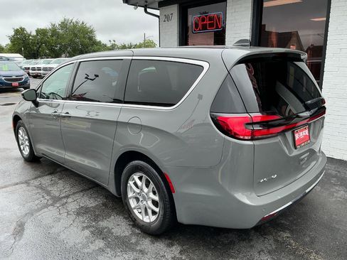 Used 2025 Chrysler Pacifica Select FWD image 5