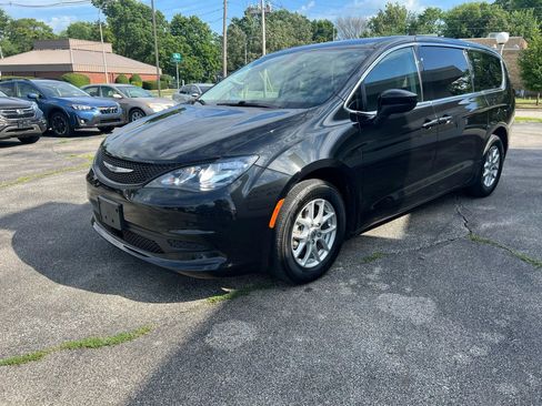 Used 2022 Chrysler Voyager LX image 6