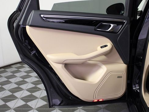 Used 2025 Porsche Macan image 33