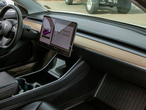 Used 2019 Tesla Model 3 Standard Range image 11