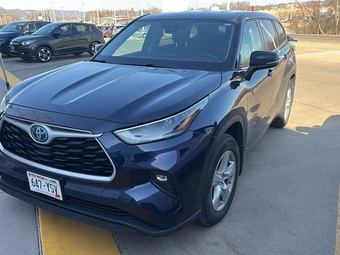 Used 2021 Toyota Highlander LE image 20