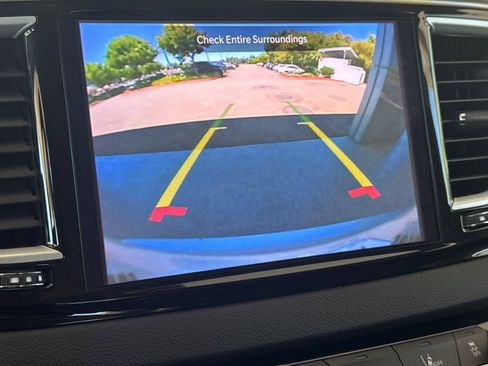 Used 2023 Chrysler Pacifica Touring-L FWD image 28