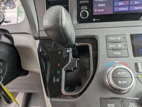 Used 2020 Toyota Sienna LE image 11