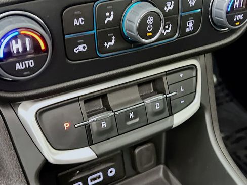 Used 2024 GMC Terrain SLE w/ Driver Convenience Package image 16