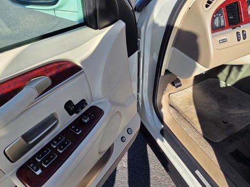 Used 2004 Lincoln Town Car Signature image 13