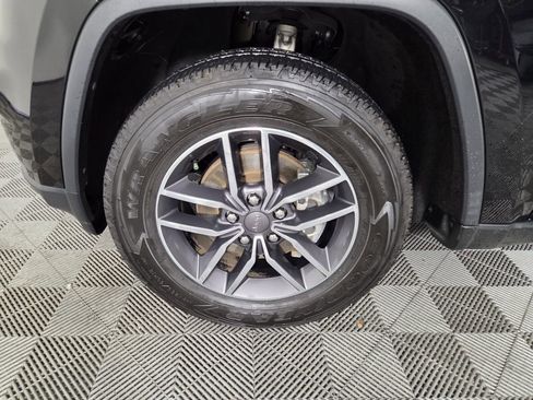 Certified 2019 Jeep Grand Cherokee Laredo w/ Laredo X Package image 10