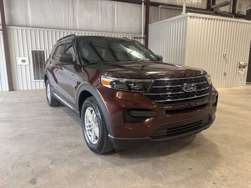 Used 2020 Ford Explorer XLT image 2