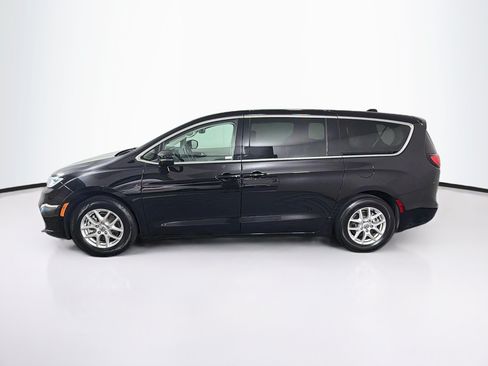 Used 2024 Chrysler Pacifica Touring-L FWD image 4