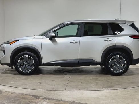 Used 2024 Nissan Rogue SV FWD image 5