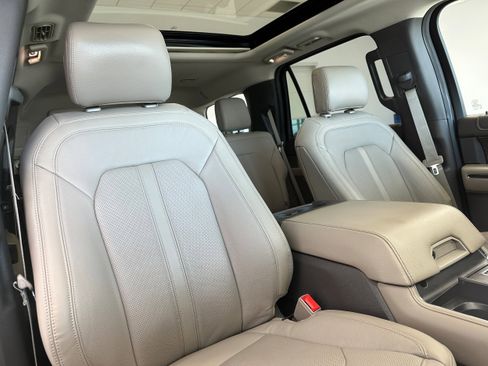 Used 2019 Ford Expedition Limited w/ Equipment Group 301A AWD/4WD image 18