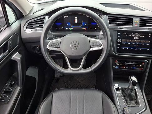 Used 2022 Volkswagen Tiguan SE image 2