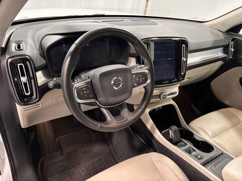 Used 2019 Volvo XC40 T5 Momentum image 9