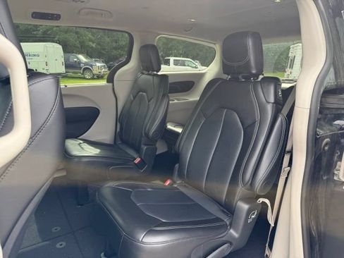Used 2024 Chrysler Pacifica Touring-L FWD image 5