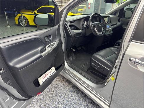Used 2017 Toyota Sienna SE Premium image 9