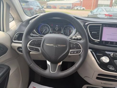 Used 2023 Chrysler Pacifica Touring-L FWD image 14