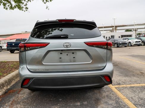 Used 2020 Toyota Highlander XLE FWD image 8