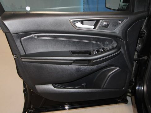 Used 2020 Ford Edge Titanium AWD/4WD image 5