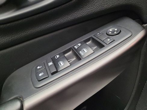 Used 2019 Jeep Cherokee Latitude Plus w/ Comfort/Convenience Group FWD image 27