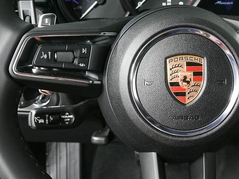 Certified 2025 Porsche Macan image 9