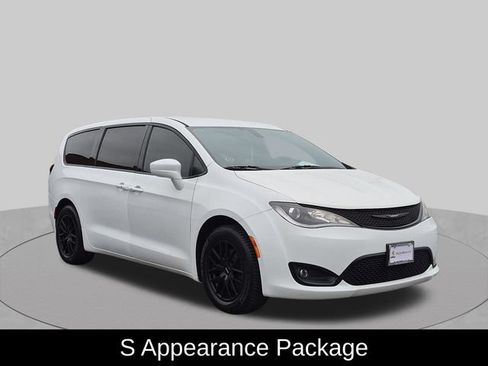 Used 2019 Chrysler Pacifica Touring Plus w/ S Appearance Package FWD image 3