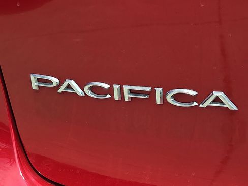 Used 2025 Chrysler Pacifica Select FWD image 10