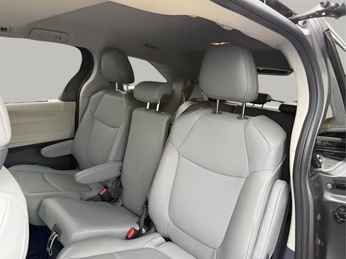 Used 2021 Toyota Sienna XLE FWD image 25