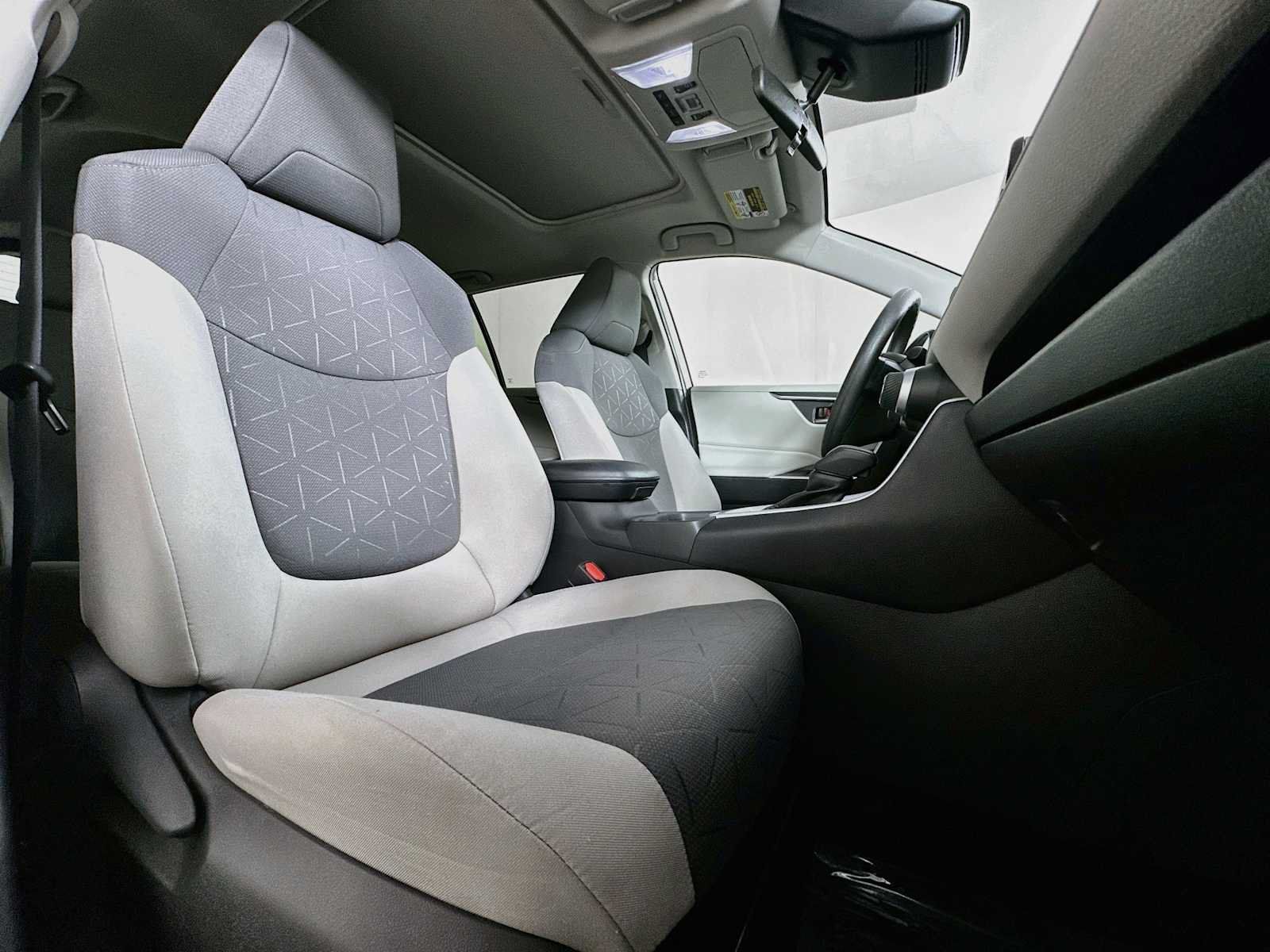 Used 2022 Toyota RAV4 XLE w/ Convenience Package FWD image 26