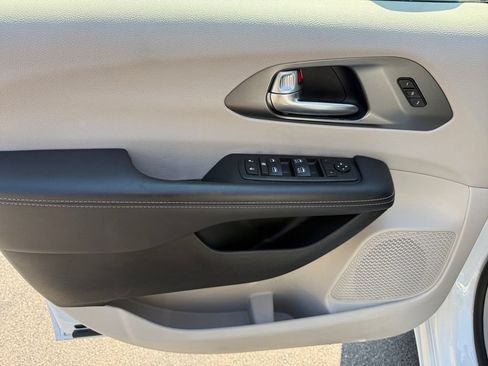 Used 2024 Chrysler Pacifica Touring-L FWD image 33