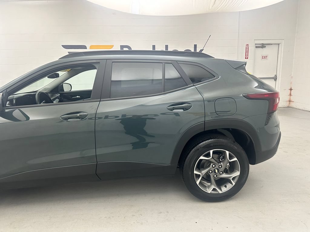 Used 2025 Chevrolet Trax LT w/ Driver Confidence Package FWD image 5
