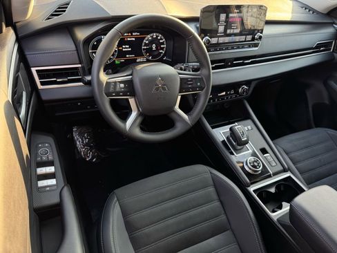 Used 2025 Mitsubishi Outlander SE image 24