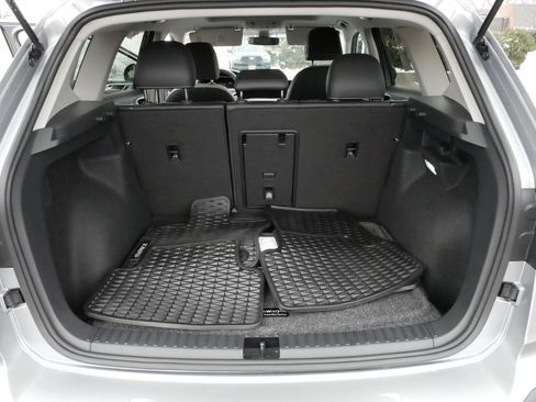 Certified 2025 Volkswagen Taos SE w/ Panoramic Sunroof Package image 18