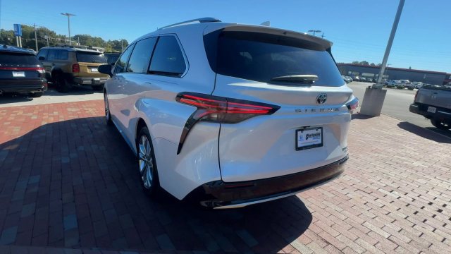 Used 2023 Toyota Sienna Platinum FWD image 9