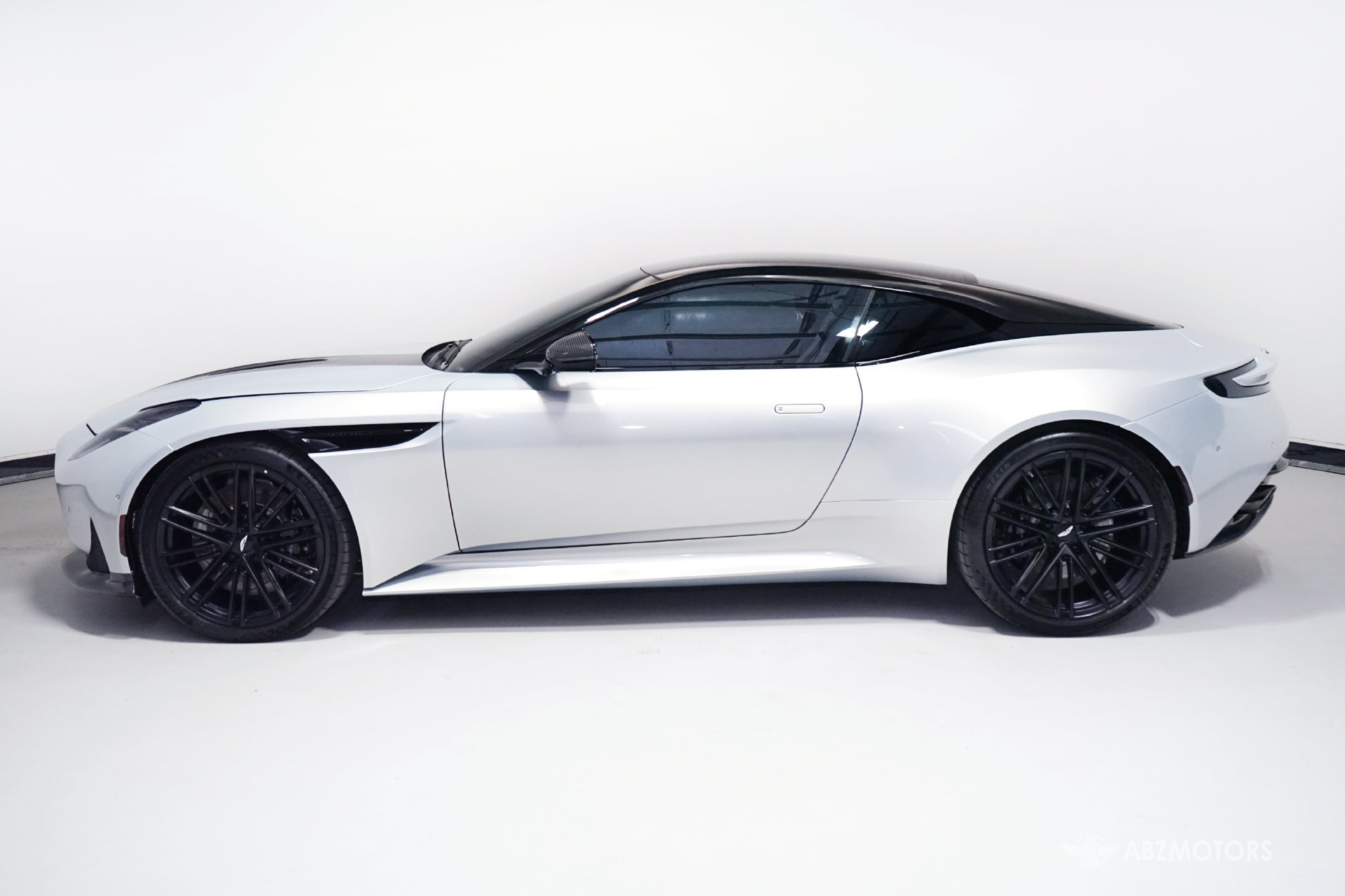 Used 2025 Aston Martin DB12 Coupe RWD image 5