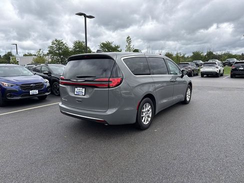 Used 2025 Chrysler Pacifica Select FWD image 4