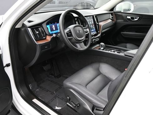 Used 2023 Volvo XC60 B5 Plus FWD image 2