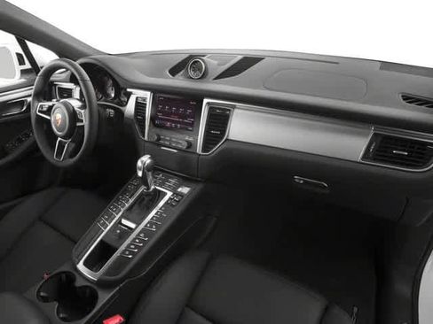 Used 2018 Porsche Macan S image 16
