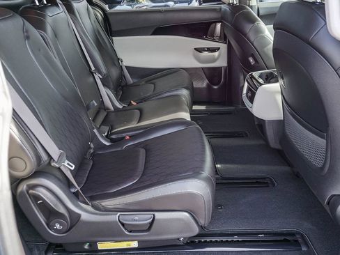 Used 2024 Kia Carnival EX FWD image 14