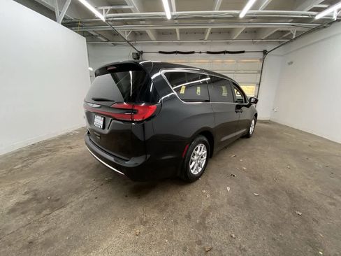 Used 2023 Chrysler Pacifica Touring-L image 6