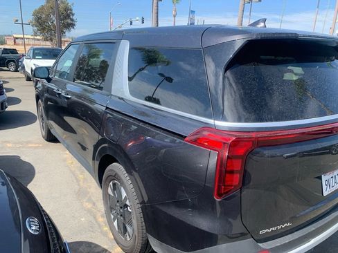Used 2026 Kia Carnival LXS FWD image 8