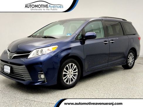 Used 2020 Toyota Sienna XLE image 1