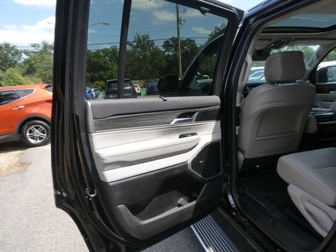 Used 2022 Jeep Wagoneer Series III w/ Premium Group I AWD/4WD image 30