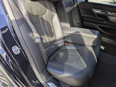 Used 2019 BMW 740i image 19