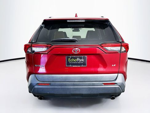 Used 2020 Toyota RAV4 LE image 7