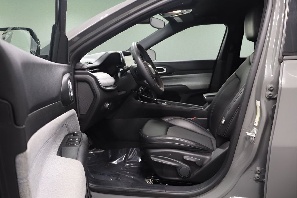 Used 2024 Jeep Compass Latitude AWD/4WD image 14